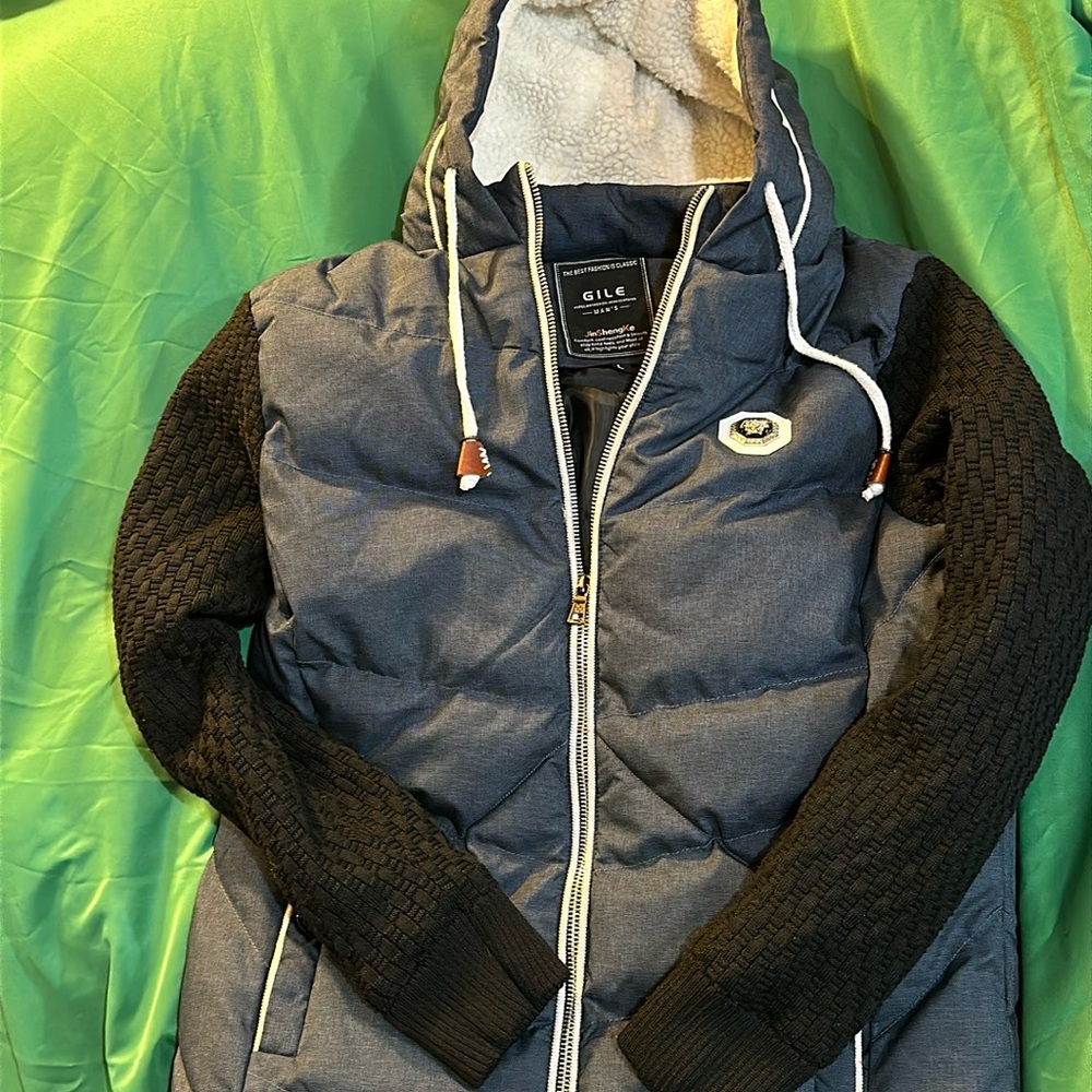 Gile navy blue & black size large puffer jacket